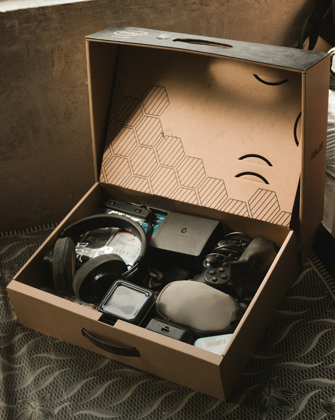 A collection of affordable and cool gadgets under ₹2000, perfect for gifting or personal use.