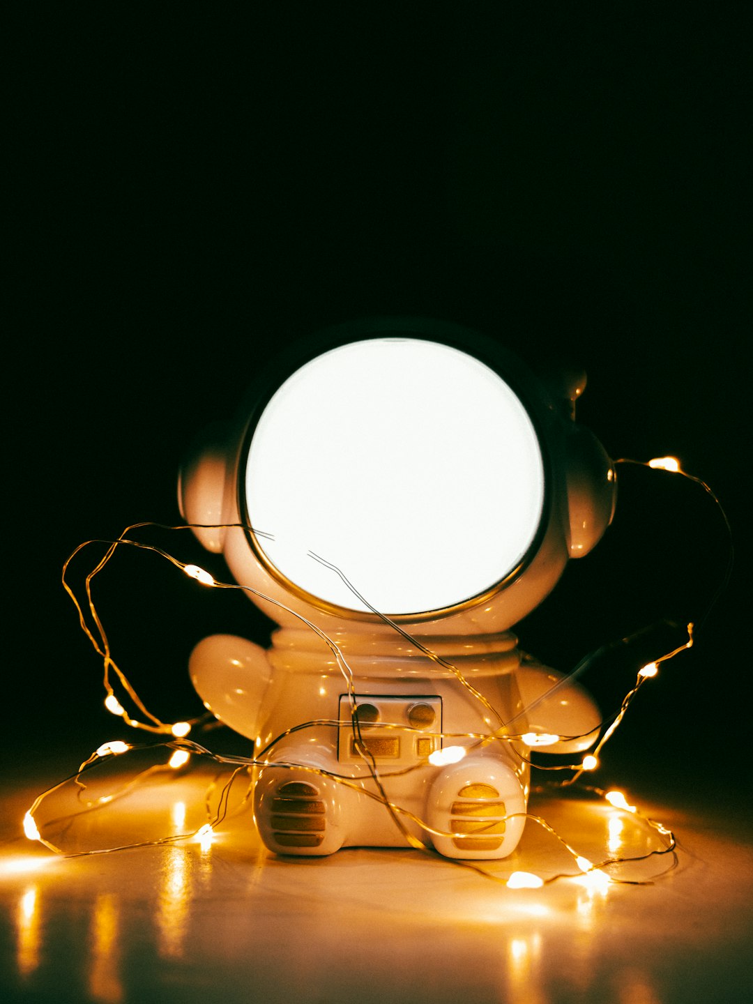 Affordable astronaut lamp and travel gadgets showcased as unique student gifts or seasonal picks